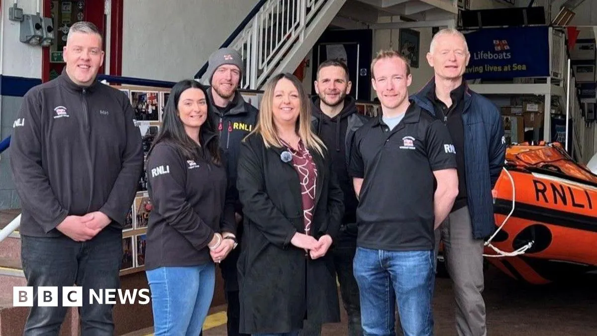 mandy galloway paddleboard rescue — GB news