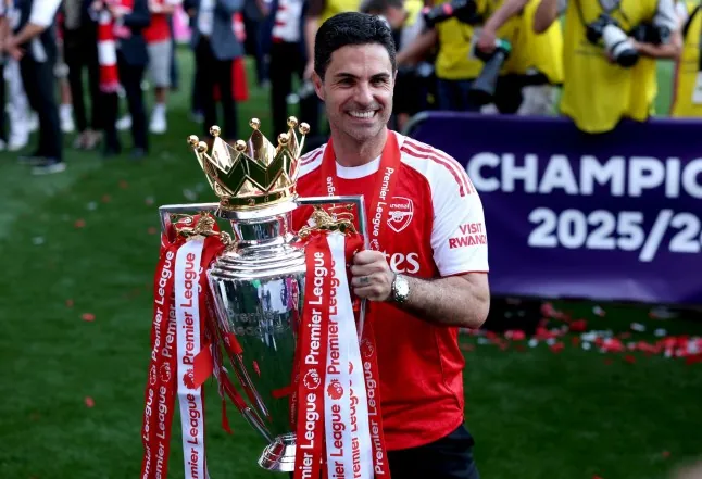 LONDON, ENGLAND - MAY 24: Mikel Arteta, Manager of Arsenal, poses for a photo with the Premier League Trophy after their team's victory in the Premier League match between Crystal Palace and Arsenal at Selhurst Park on May 24, 2026 in London, England. (Photo by Justin Setterfield/Getty Images)