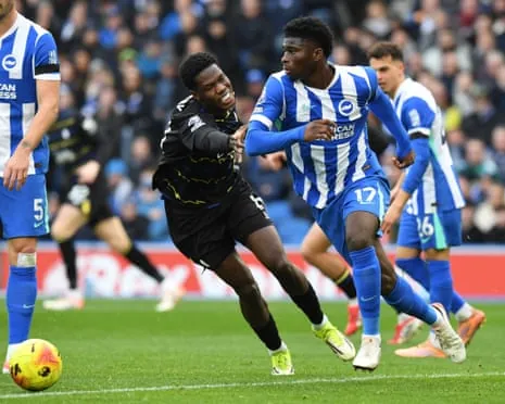 Brighton's Carlos Baleba dribbles past Everton's Thierno Barry