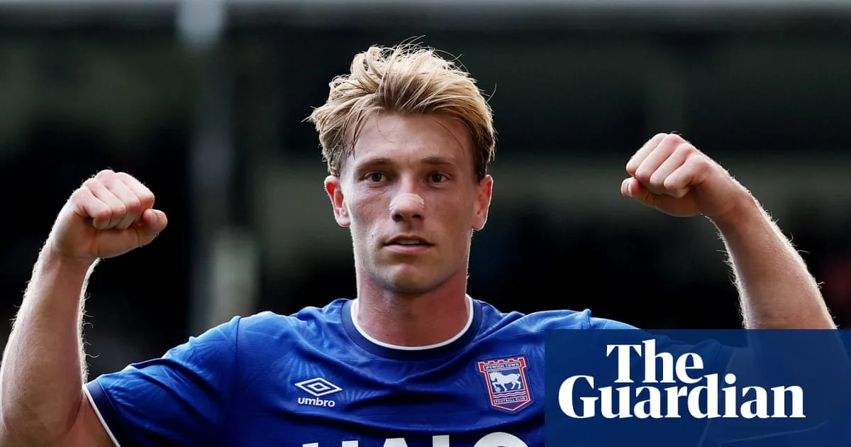 Ipswich score late to defeat 10-man Crystal Palace