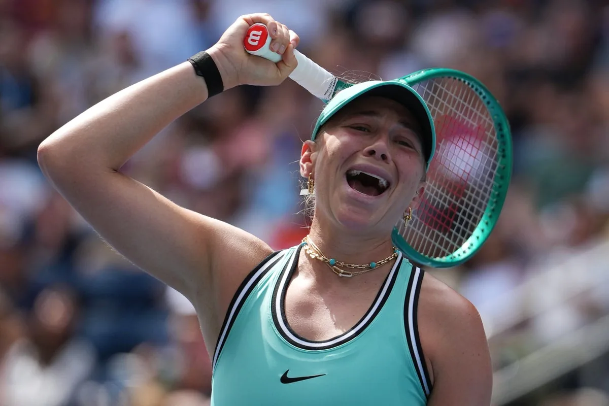 Zheng rallies from 5-0 again, beats Swiatek in straight sets to reach US Open quarters - WTA Tennis