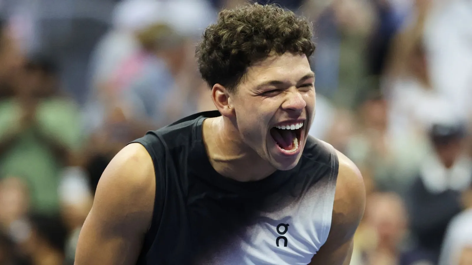 Shelton celebrates his US Open victory over Alcaraz