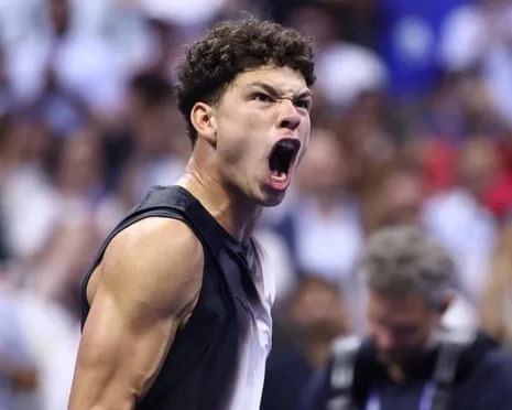 Ben Shelton reacts against Carlos Alcaraz